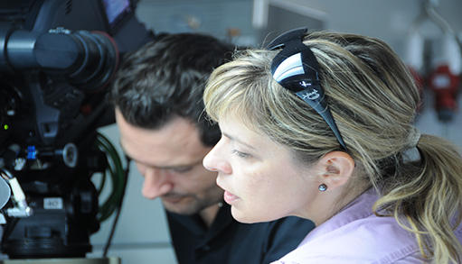 ah-tv Regieanweisung von Alice Häuser an den Kameramann bei der Videoproduktion für den Erklärvideo von ALDI