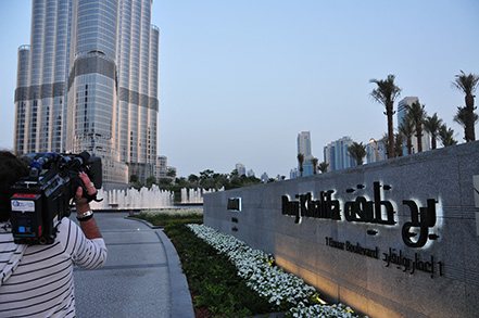 ah-tv Kameramann bei der Videoproduktion für Firmenportrait Video Dorma in Dubai vor dem Burj al arab