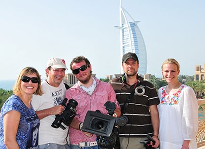 ah-tv Team bei der Videoproduktion für Dorma in Dubai vor dem Burj al arab