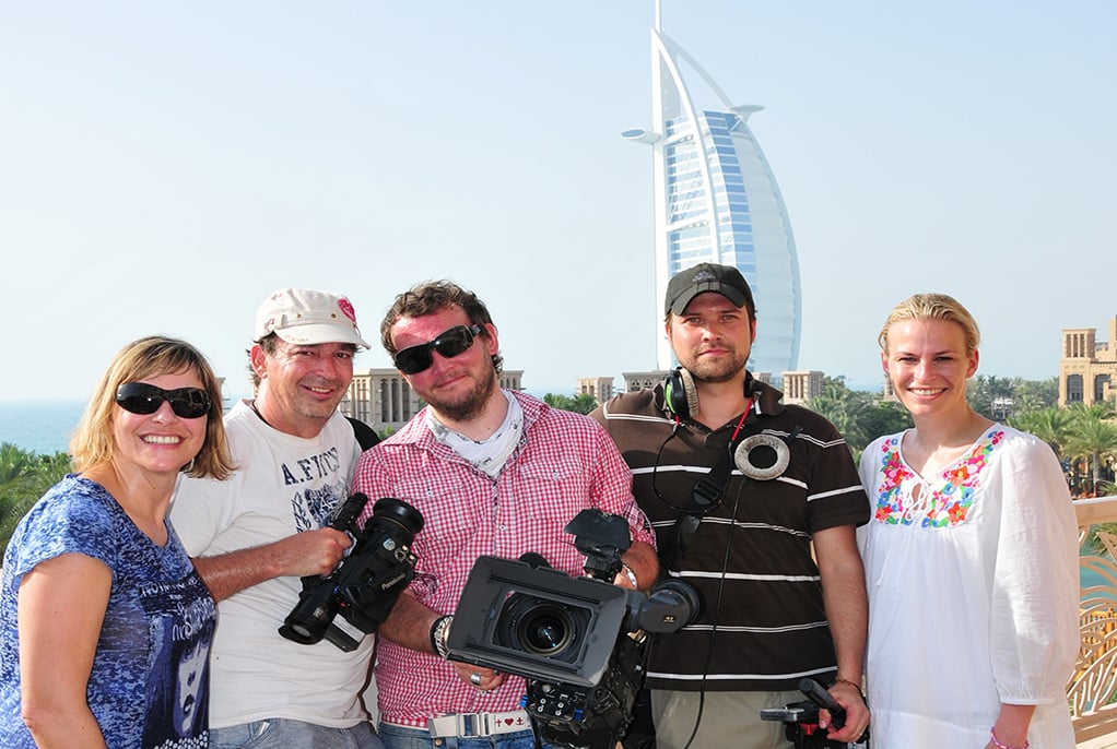 ah-tv Team bei der Videoproduktion für Firmenportrait Video Dorma in Dubai vor dem Burj al arab