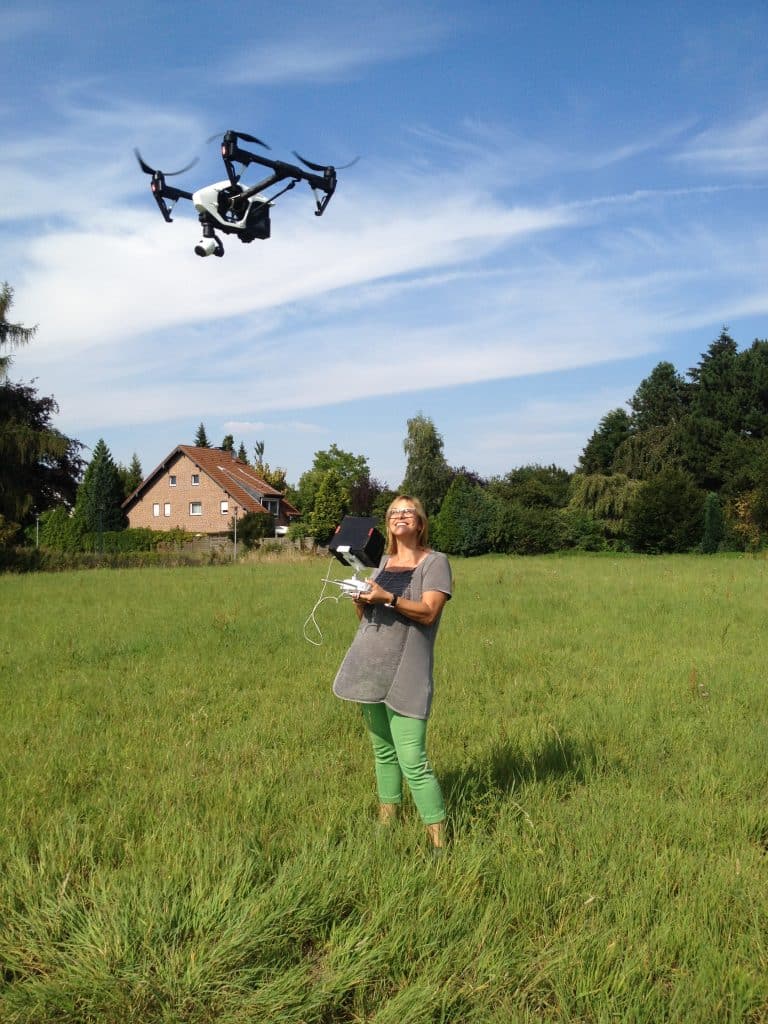 Alice Häuser als Drohnenpilot bei der Videoproduktion