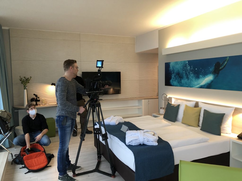 Hotelfilm Produktion ah-tv Kameramann mit Kamera und Stativ beim Shooting in der Hotelsuite Seetelhotels